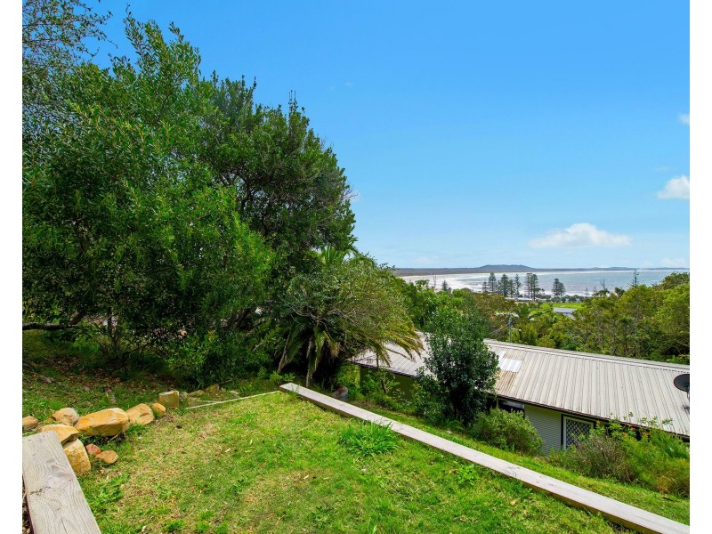 24 Dulconghi Street, Crescent Head NSW 2440