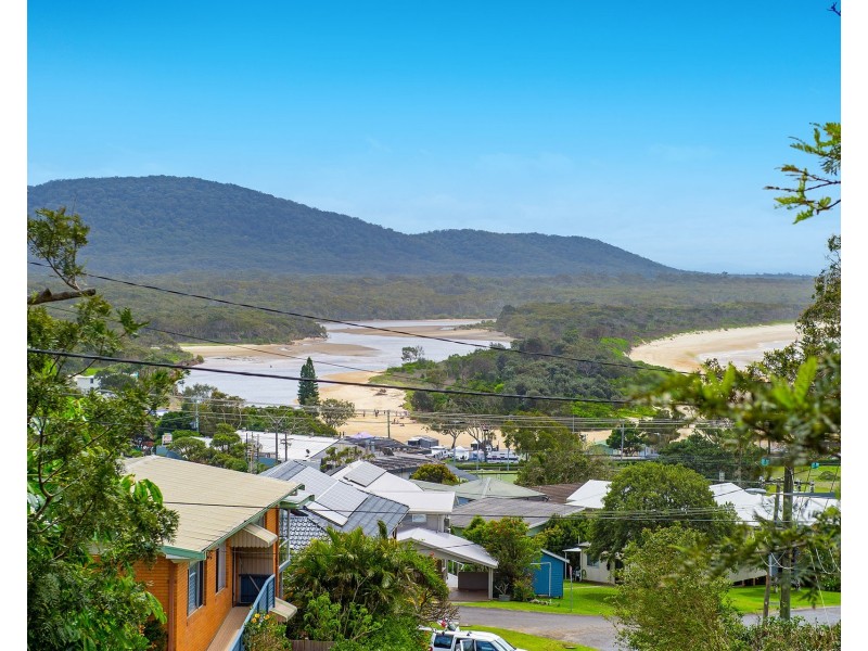 24 Dulconghi Street, Crescent Head NSW 2440