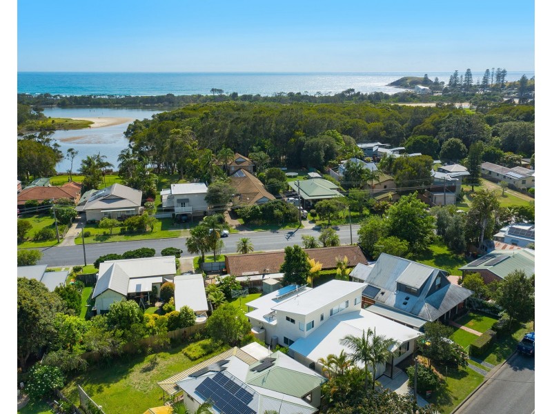 51 Pacific Street, Crescent Head NSW 2440