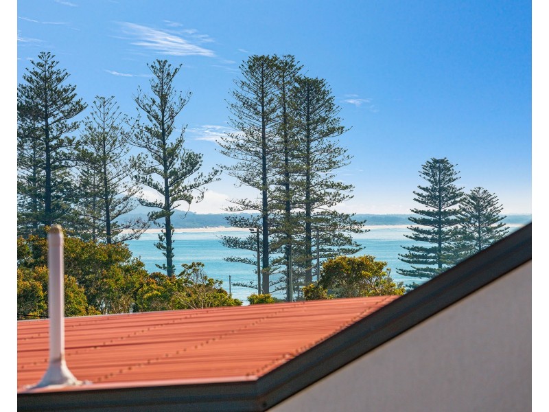2 Gowing Street, Crescent Head NSW 2440