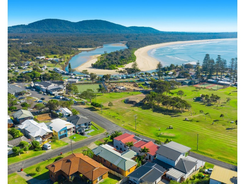 2 Gowing Street, Crescent Head NSW 2440