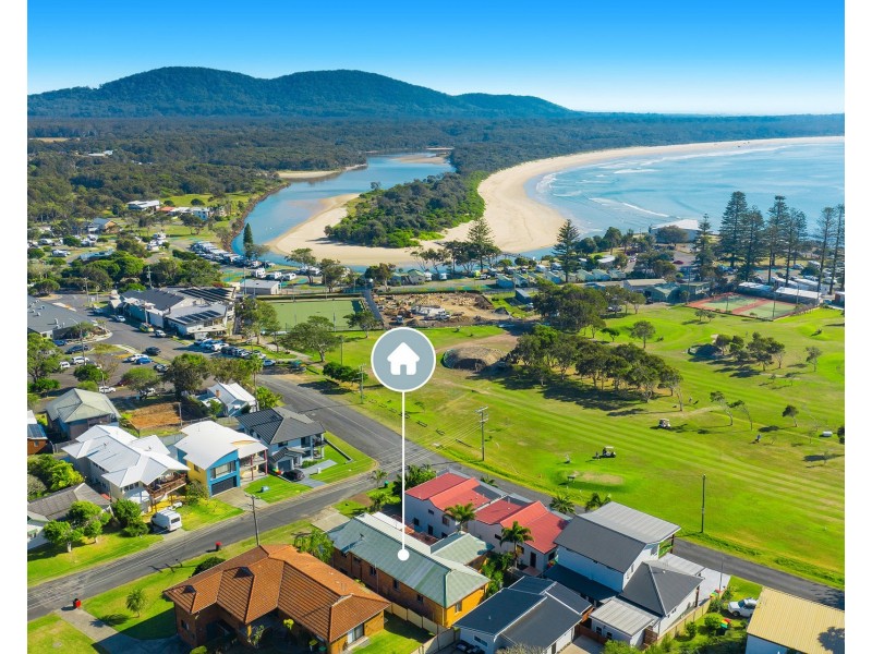 2 Gowing Street, Crescent Head NSW 2440