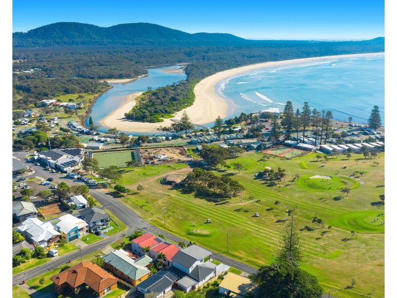 2 Gowing Street, Crescent Head NSW 2440
