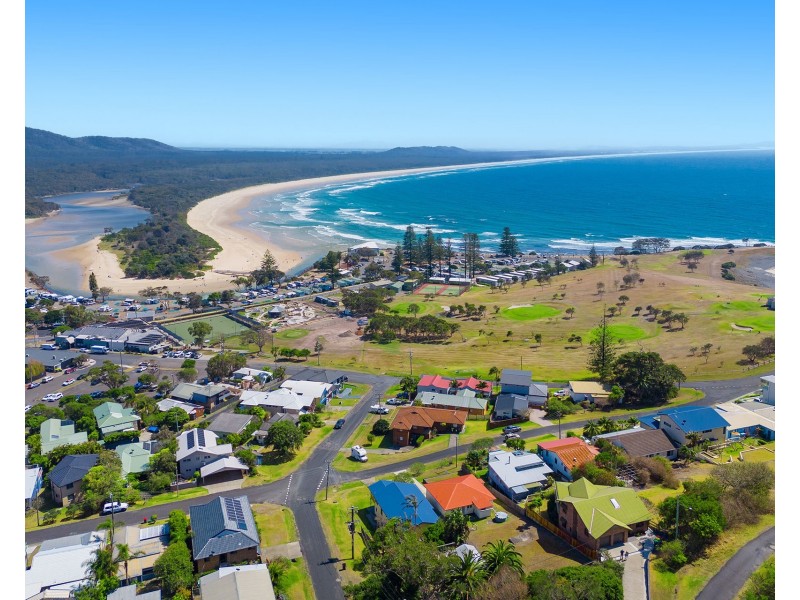 18 Stewart Street, Crescent Head NSW 2440