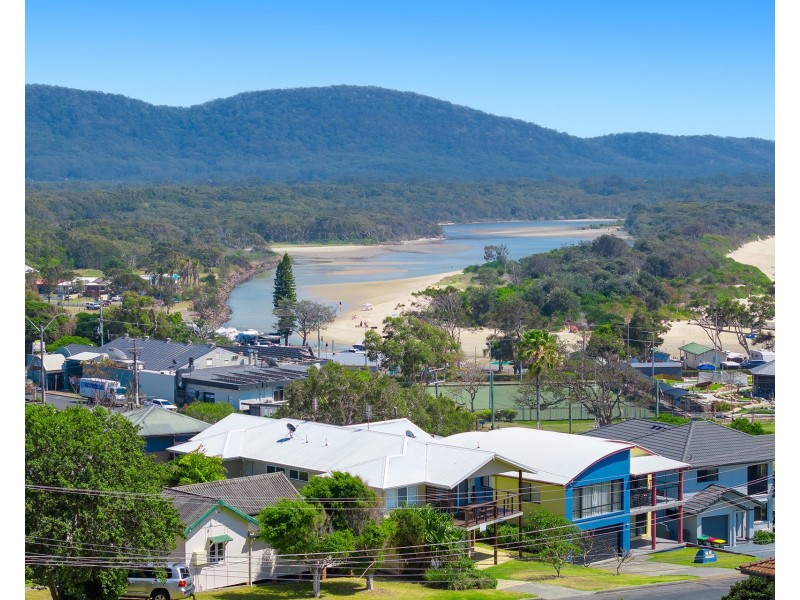 18 Stewart Street, Crescent Head NSW 2440