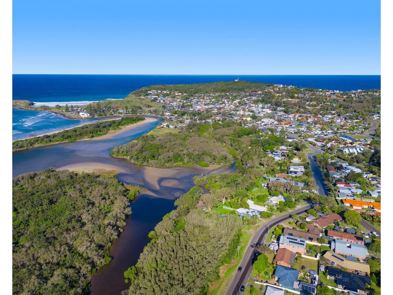 16 Belmore Street, Crescent Head NSW 2440