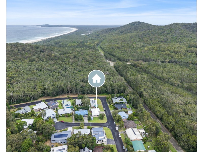 12 Charles Parry Street, Crescent Head NSW 2440