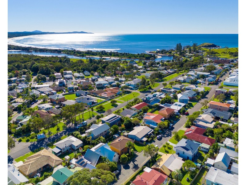 27 Hodgson Street, Crescent Head NSW 2440
