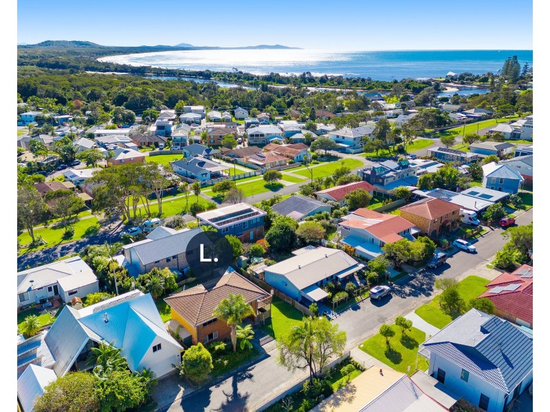 27 Hodgson Street, Crescent Head NSW 2440