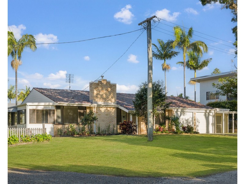 1 Lake Street, Crescent Head NSW 2440