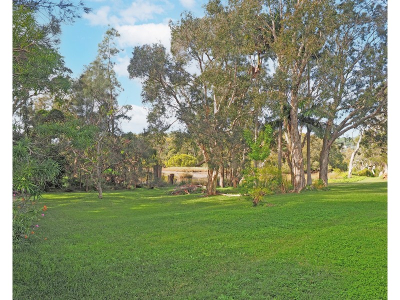 1 Lake Street, Crescent Head NSW 2440