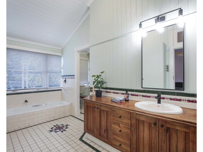 17 Miles Street, Clayfield QLD 4011