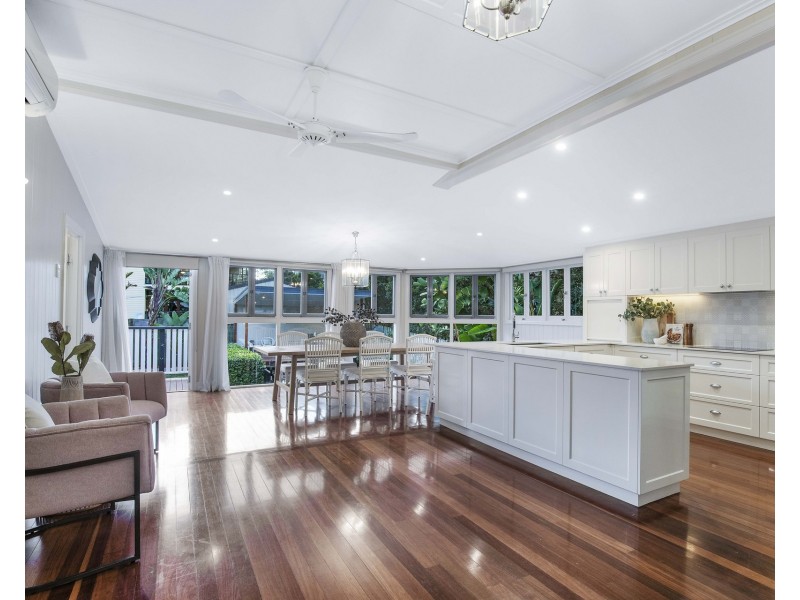 8 Owen Street, Wooloowin QLD 4030