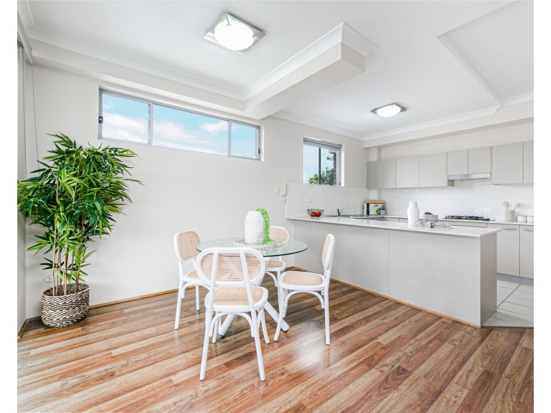 8/74 Hampton Court Road, Carlton NSW 2218