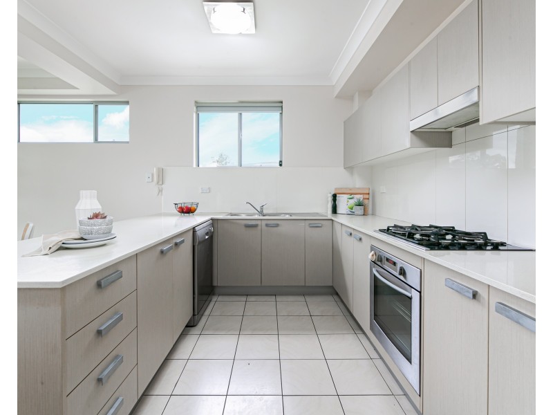 8/74 Hampton Court Road, Carlton NSW 2218