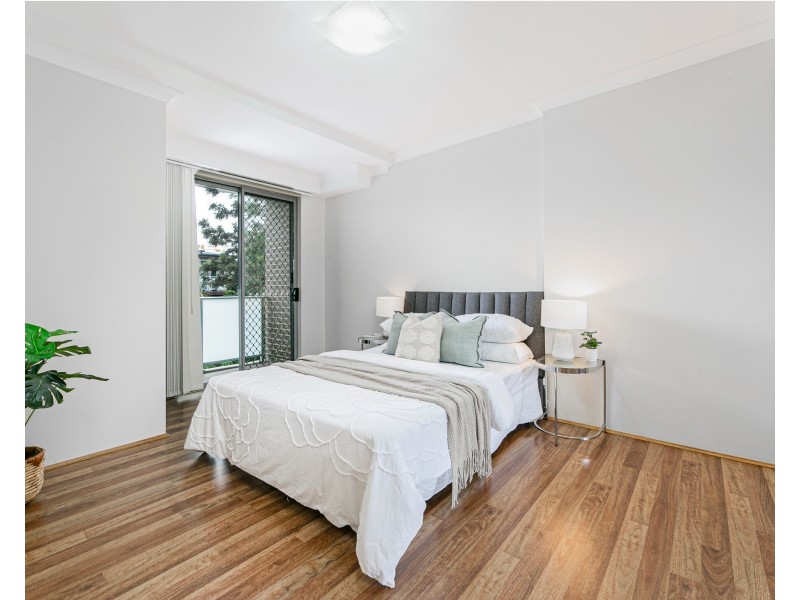 8/74 Hampton Court Road, Carlton NSW 2218