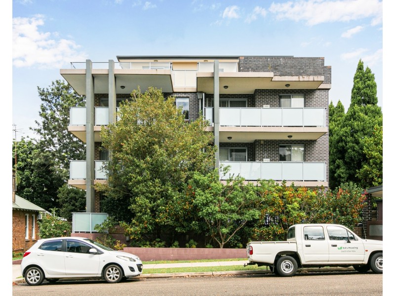 8/74 Hampton Court Road, Carlton NSW 2218