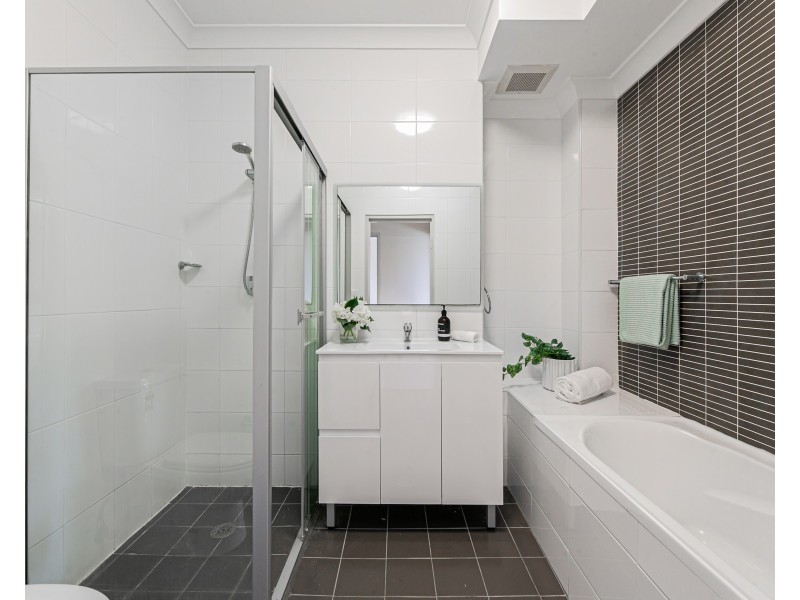 8/74 Hampton Court Road, Carlton NSW 2218