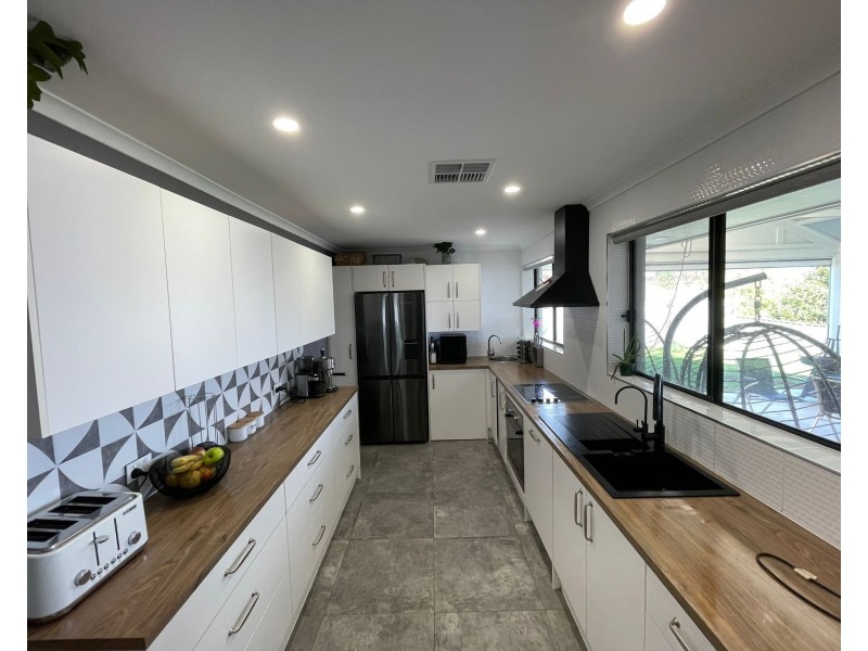 27 Manunda Way, Hallett Cove SA 5158