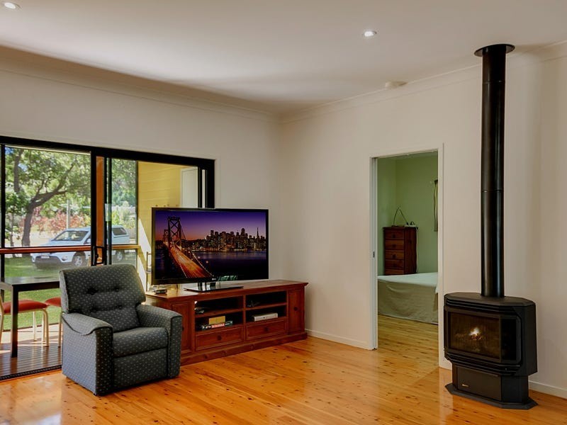 3 Helen Pde, Lamb Island QLD 4184