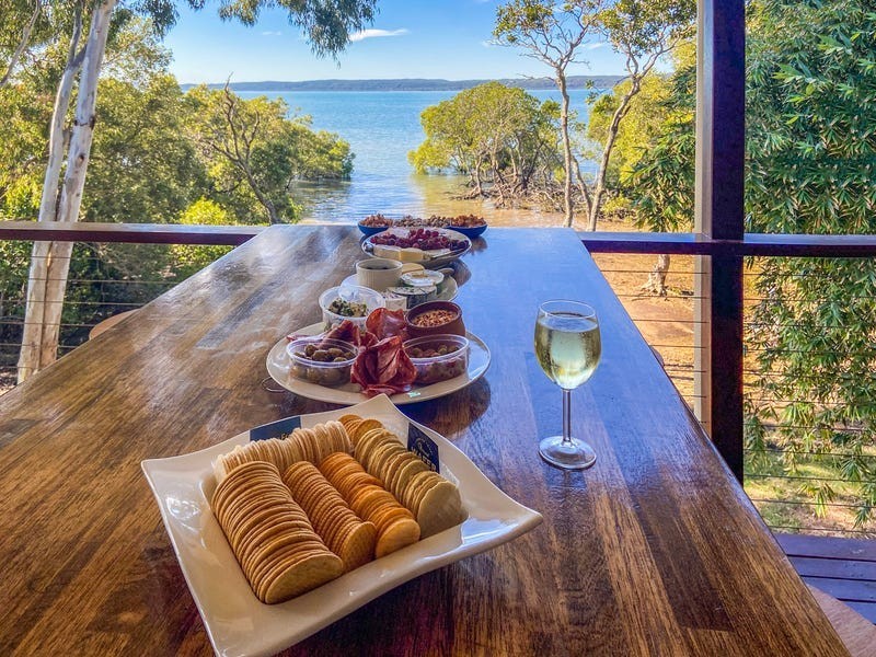 33 Calmwaters Cres, Macleay Island QLD 4184