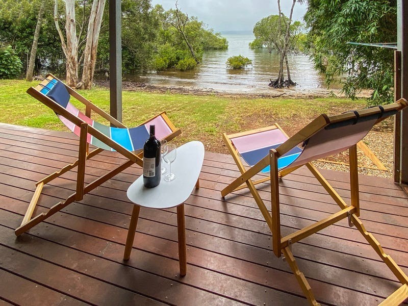 33 Calmwaters Cres, Macleay Island QLD 4184
