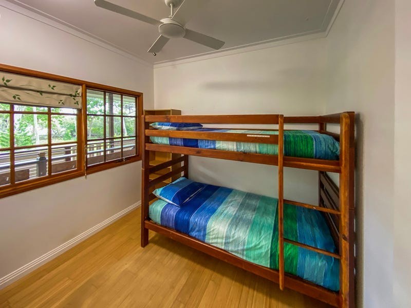 33 Calmwaters Cres, Macleay Island QLD 4184