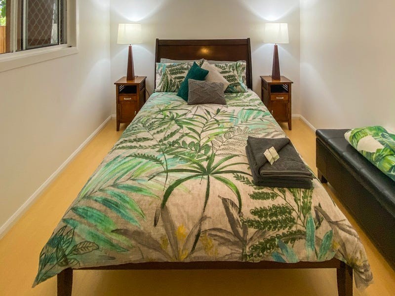 33 Calmwaters Cres, Macleay Island QLD 4184