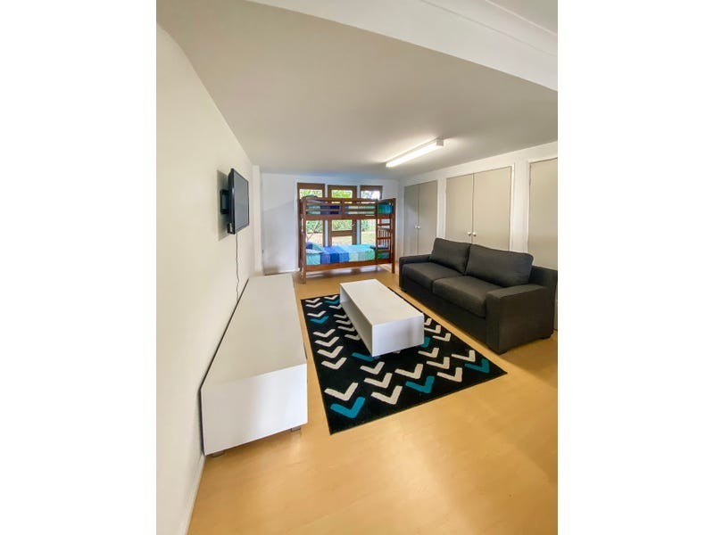 33 Calmwaters Cres, Macleay Island QLD 4184