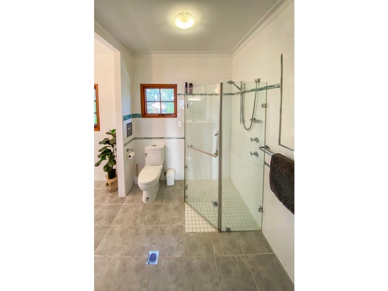 33 Calmwaters Cres, Macleay Island QLD 4184