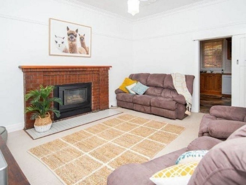 16 Lindsay Street, Turvey Park NSW 2650