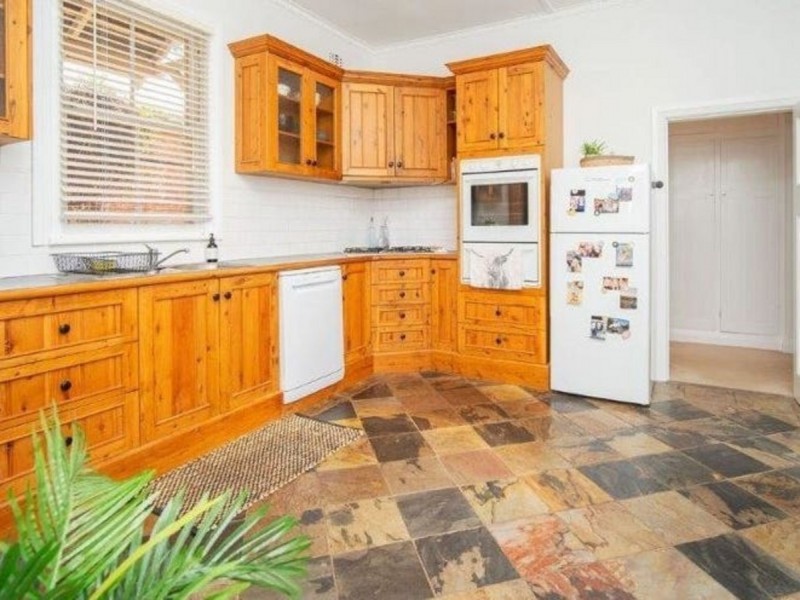 16 Lindsay Street, Turvey Park NSW 2650