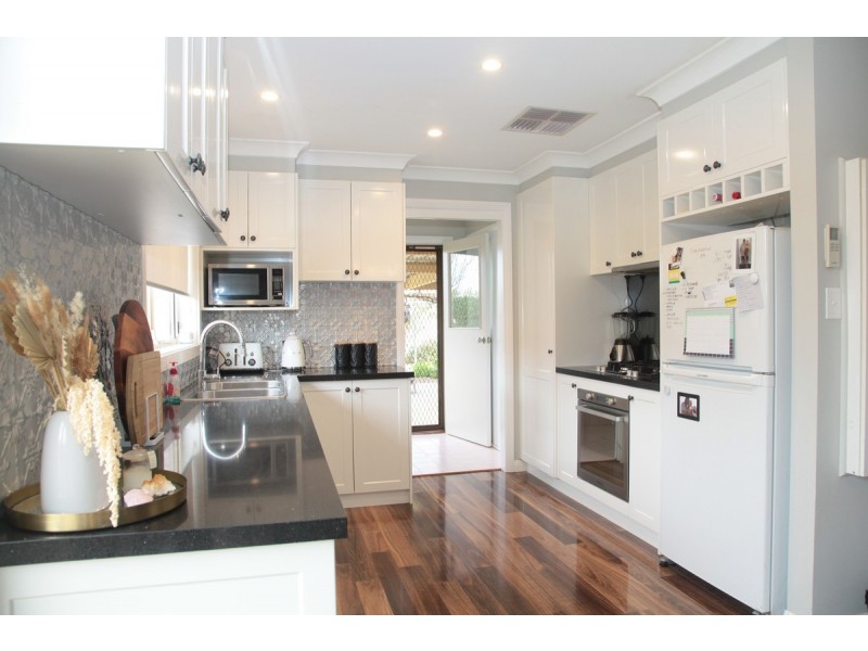 18 Canola Place, Estella NSW 2650