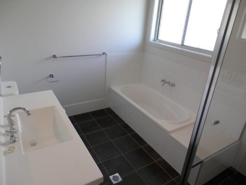 3 Batlow Way, Gobbagombalin NSW 2650