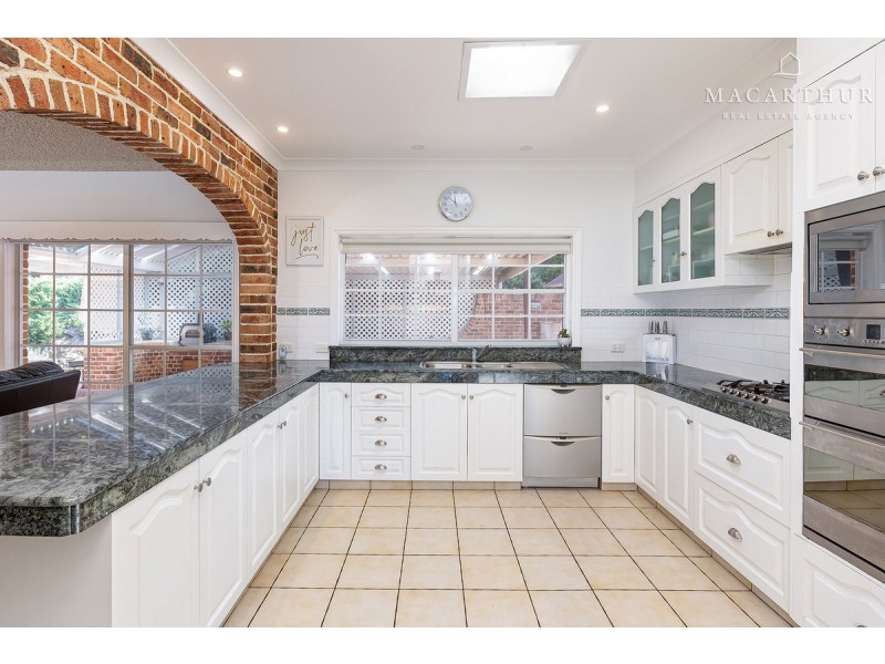 2 Loru Close, Kooringal NSW 2650
