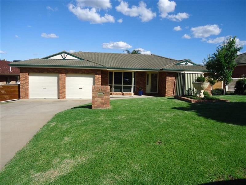 11 Kirrang Avenue, Glenfield Park NSW 2650