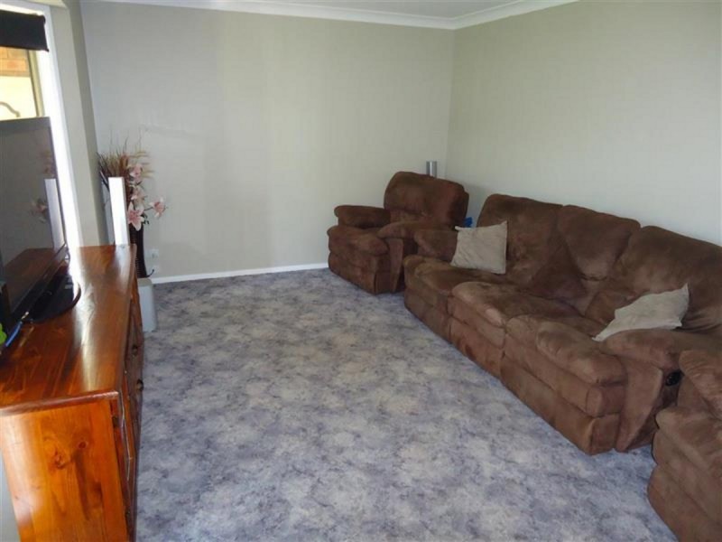 11 Kirrang Avenue, Glenfield Park NSW 2650