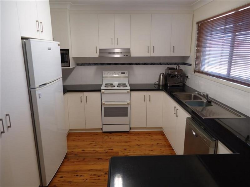 11 Kirrang Avenue, Glenfield Park NSW 2650