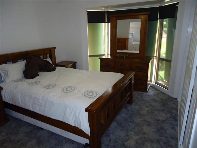 11 Kirrang Avenue, Glenfield Park NSW 2650