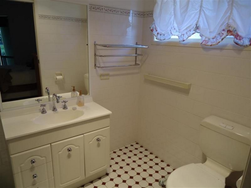 11 Kirrang Avenue, Glenfield Park NSW 2650