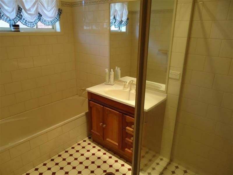 11 Kirrang Avenue, Glenfield Park NSW 2650