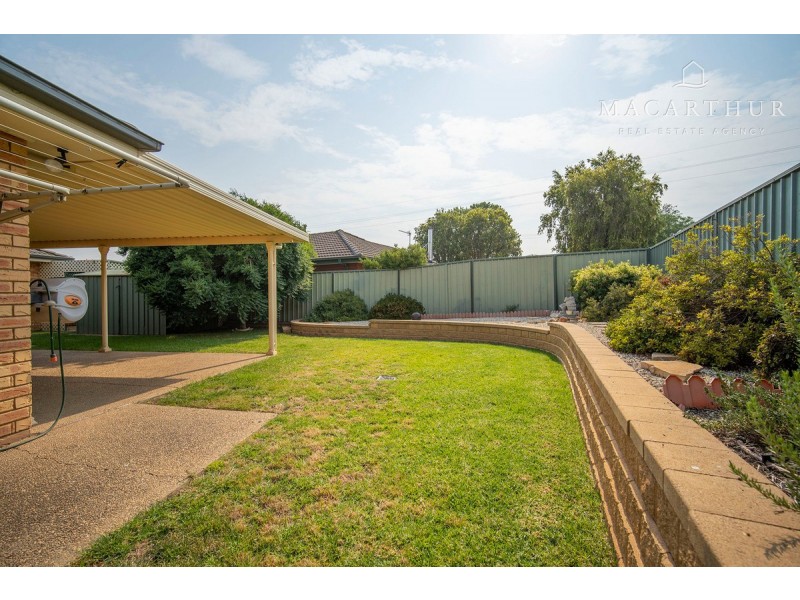 4 Mangrove Crescent, Forest Hill NSW 2651