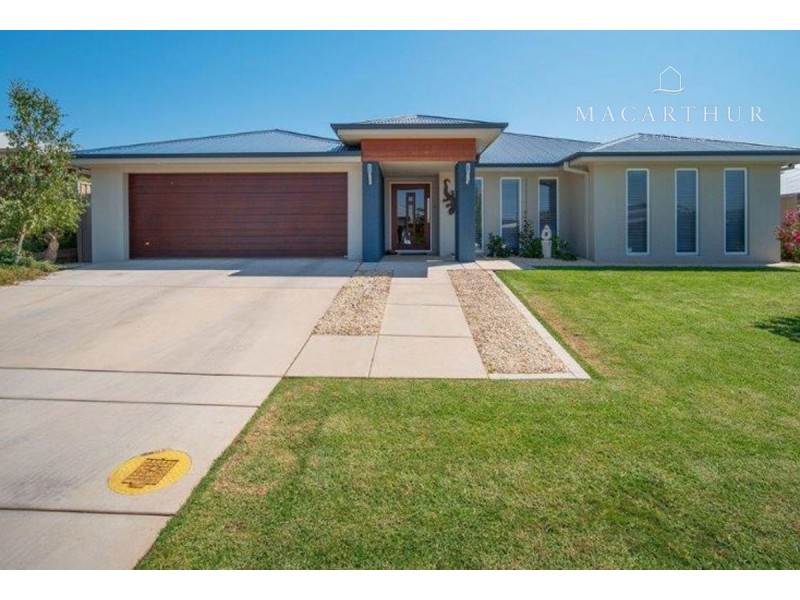 30 Mullagh Crescent, Boorooma NSW 2650