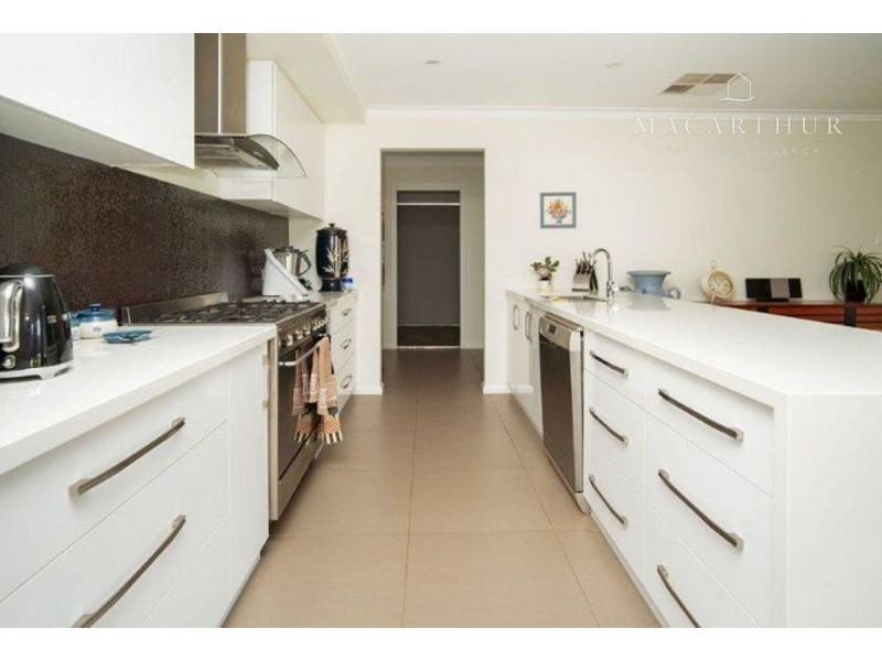 30 Mullagh Crescent, Boorooma NSW 2650