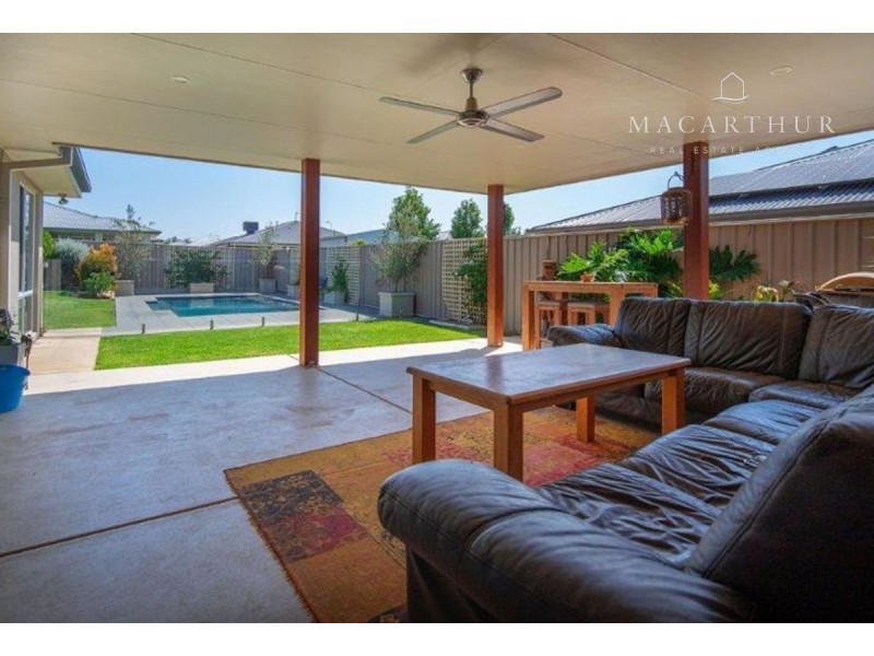 30 Mullagh Crescent, Boorooma NSW 2650