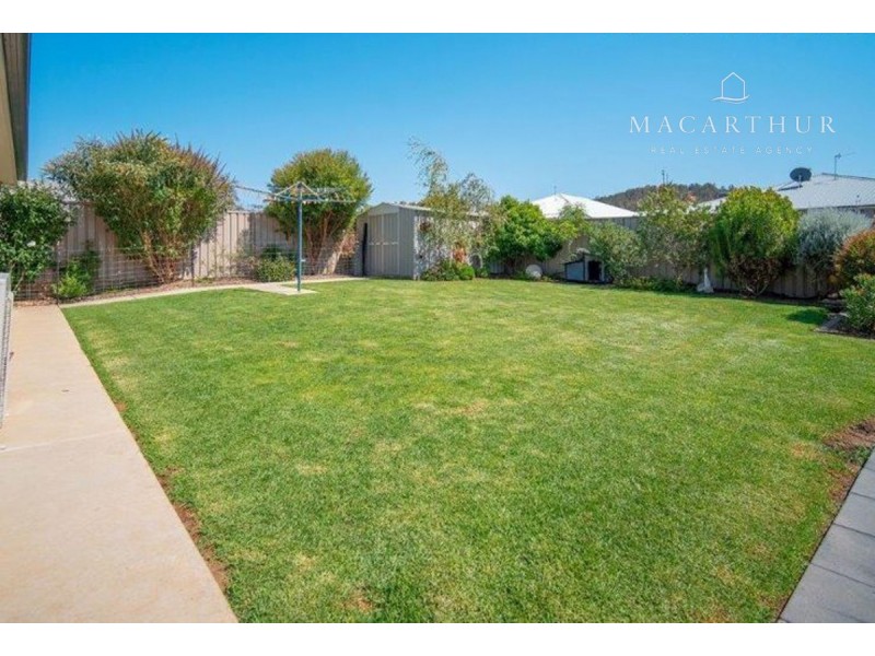 30 Mullagh Crescent, Boorooma NSW 2650