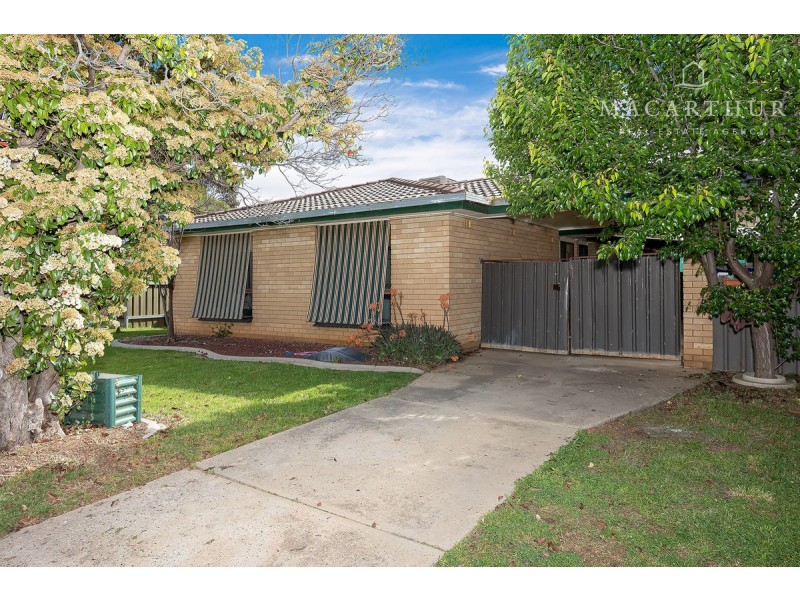 8 Finch Place, Mount Austin NSW 2650
