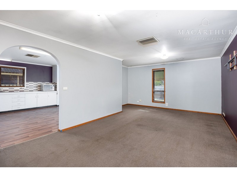 8 Finch Place, Mount Austin NSW 2650