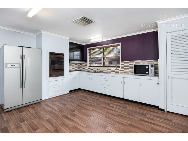 8 Finch Place, Mount Austin NSW 2650