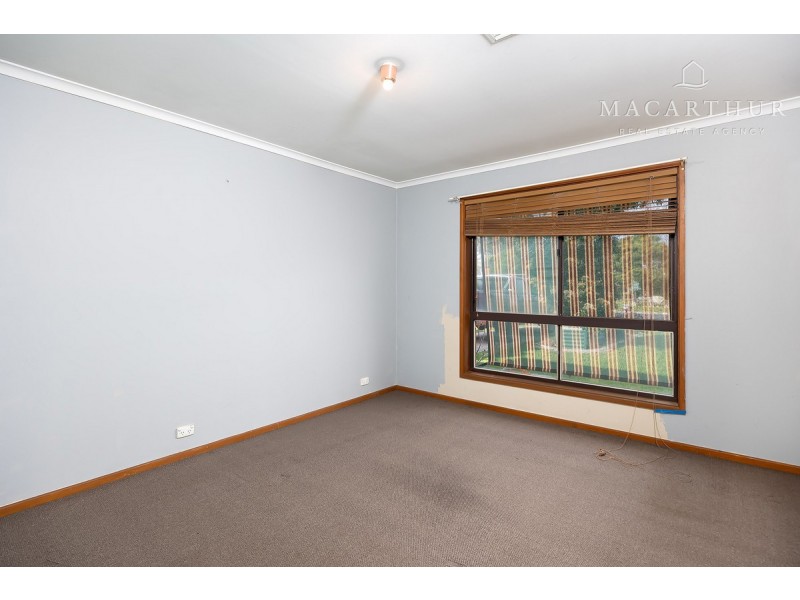 8 Finch Place, Mount Austin NSW 2650